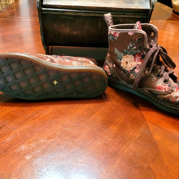Women's size 6 doc Martin boots - Picture 3 of 4